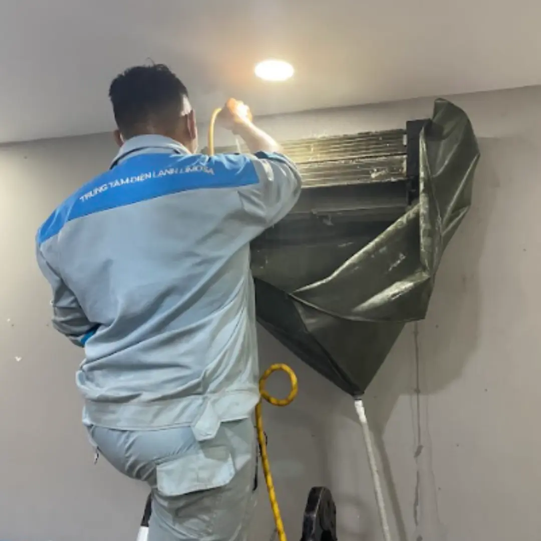 Hình ảnh thợ vệ sinh máy lạnh thực tế