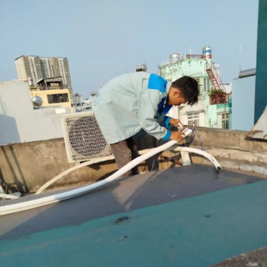 Thợ điện lạnh xịt rửa máy lạnh thực tế