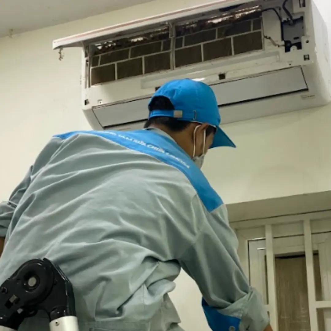 Hình ảnh kỹ thuật viên vệ sinh máy lạnh