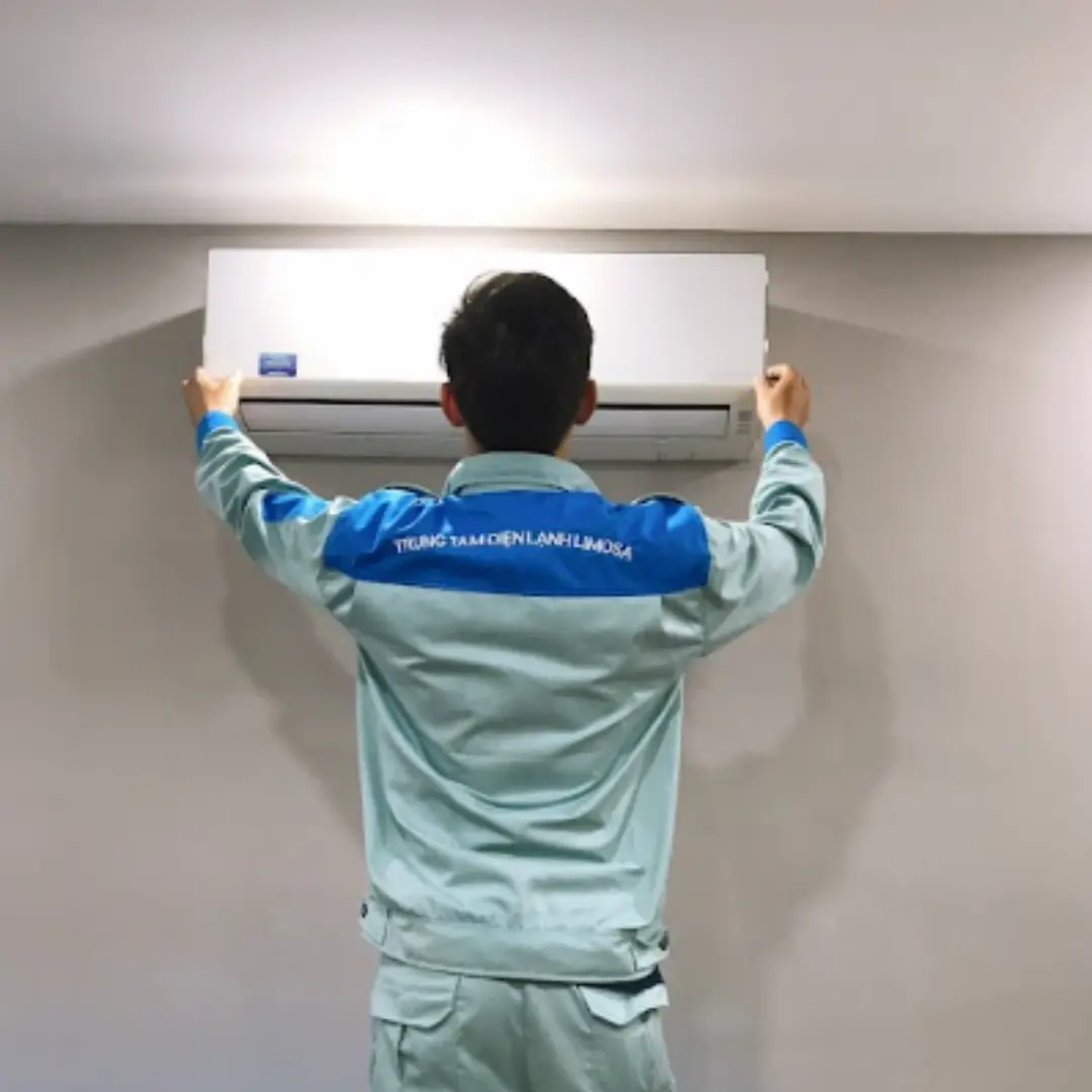 Hình ảnh thợ điện lạnh Limosa làm việc